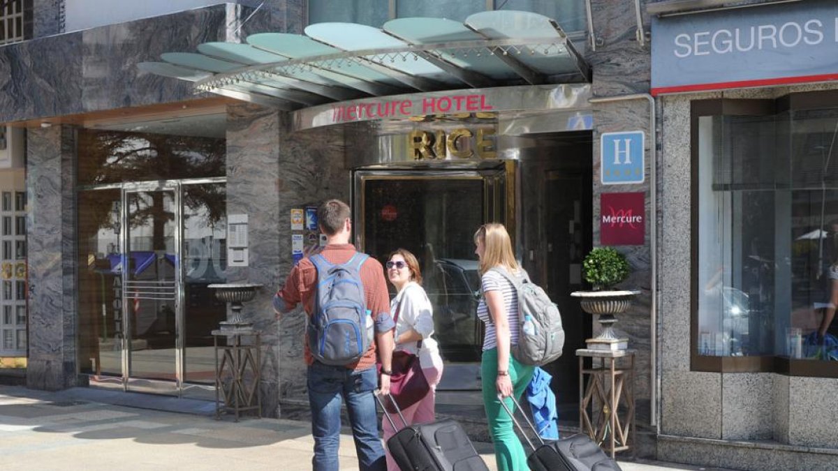 Unos turistas se acercan a la entrada de un hotel de la ciudad.-ISRAEL L. MURILLO