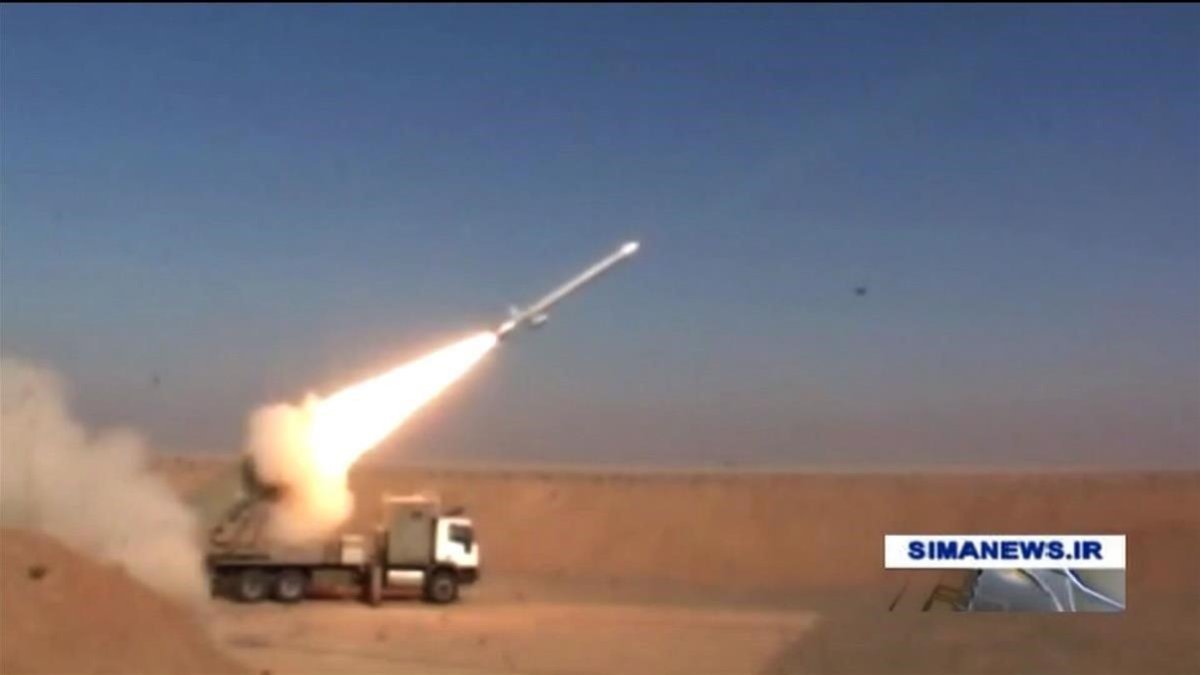 Imagen captada de la televisión iraní que muestra el lanzamiento del misil Hoveize.-AFP
