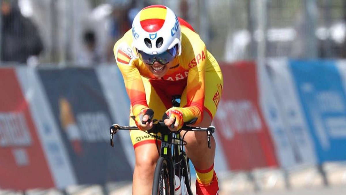 Sara Martín, con el mono de contrarreloj de la selección española.-RFEC