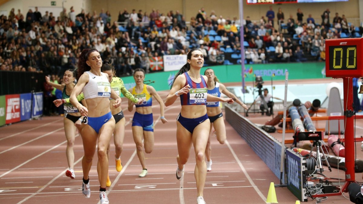 Eva Santidrián entrando en meta por delante de la favorita Laura Bueno. RFEA