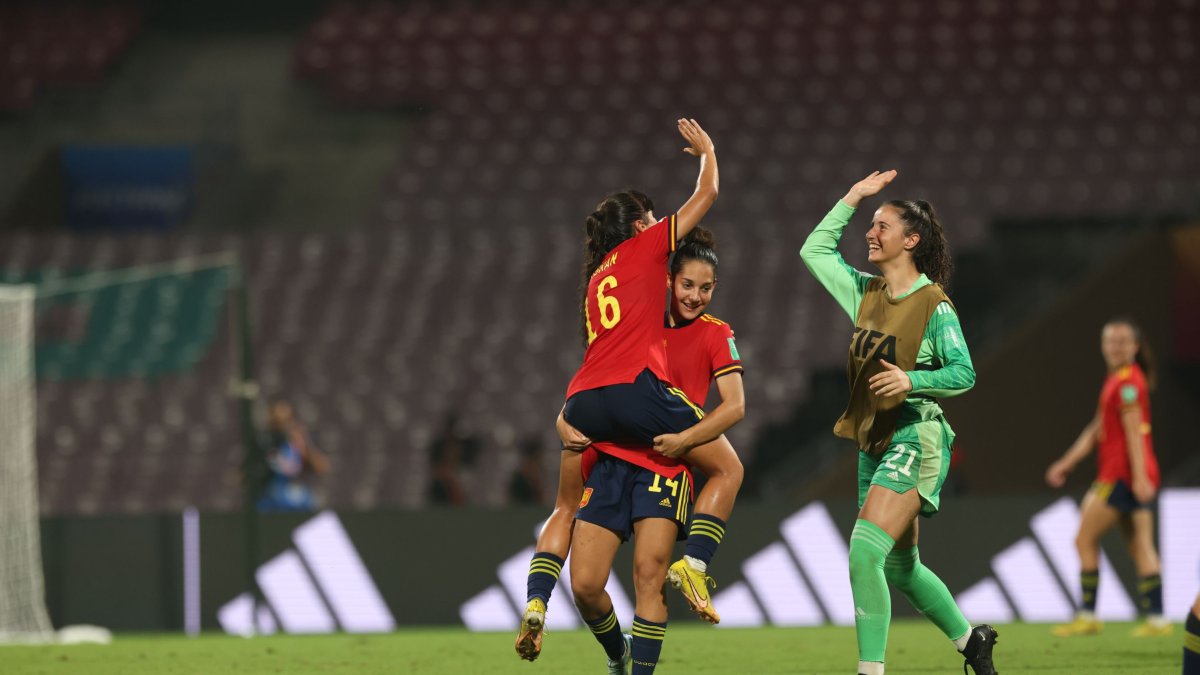 Jimena (21) celebra el triunfo junto a sus compañeras de selección. FIFA