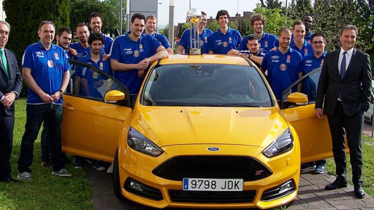Los miembros del Autocid posan con un modelo de Ford junto al consejero delegado de la marca en España, Jesús Alonso, ayer en Madrid.-ISMAEL DEL ÁLAMO / CBT