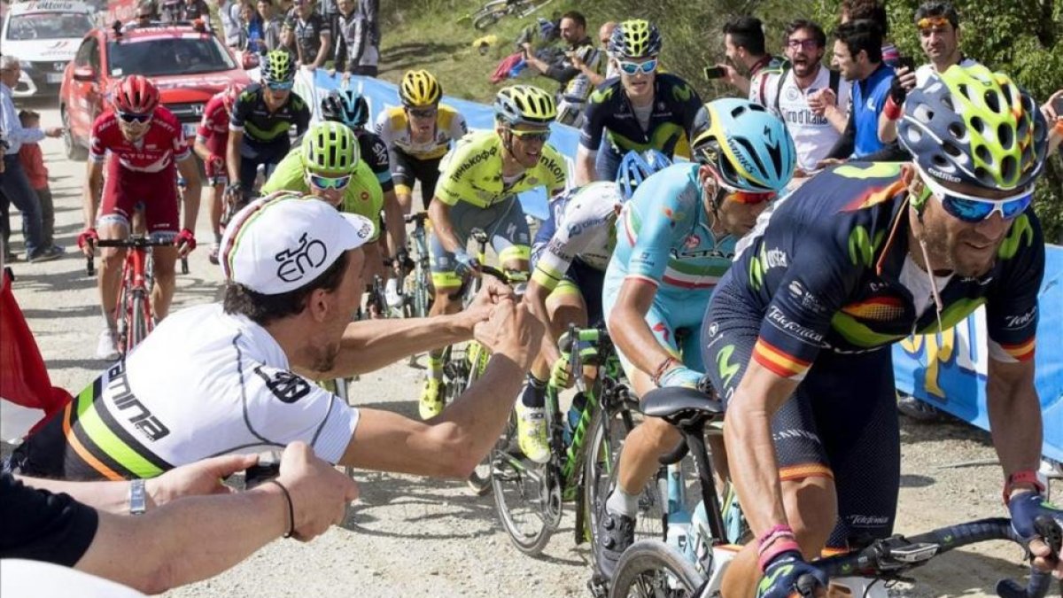 Alejandro Valverde, seguido por Vincenzo Nibali, durante la ascensión a Alpe di Ponti.-EFE / CLAUDIO PERI