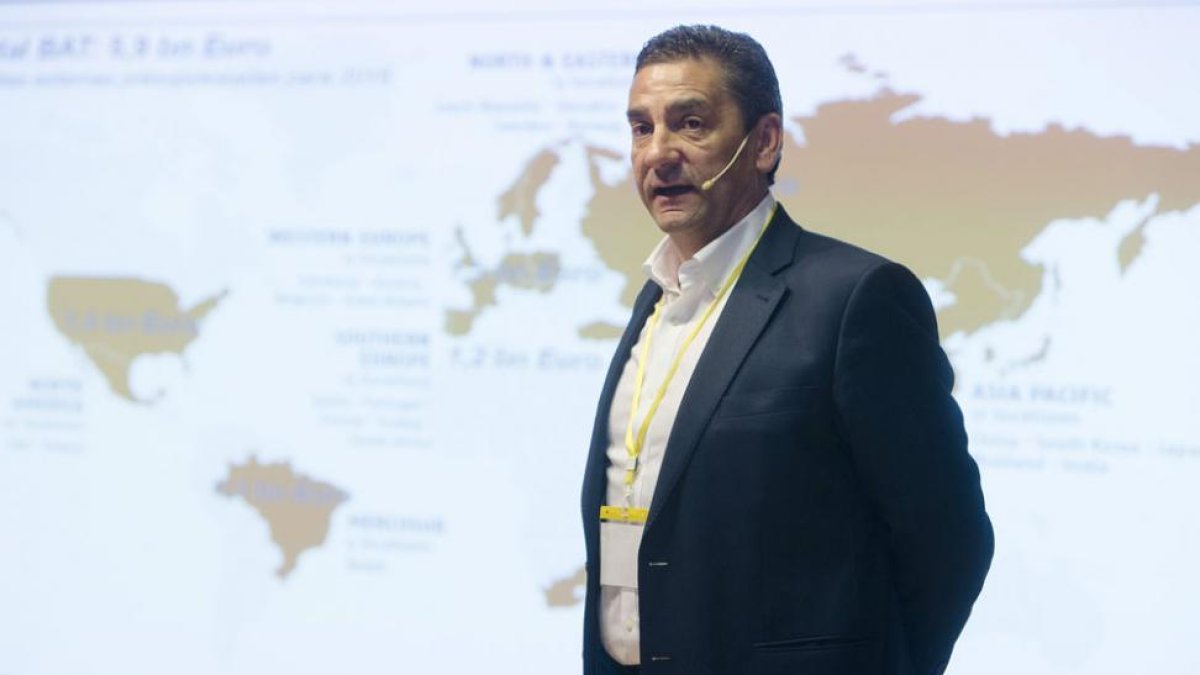 Ricardo García, director de Benteler Automotive, en el momento de su exposición.-RAÚL G. OCHOA