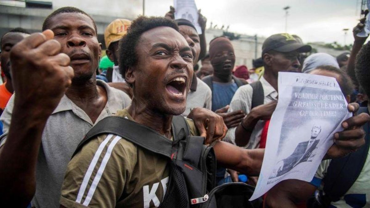 Manifestantes protesan en Puerto Príncipe, capital de Haití.-JEAN MARC HERVE ABELARD (EFE)