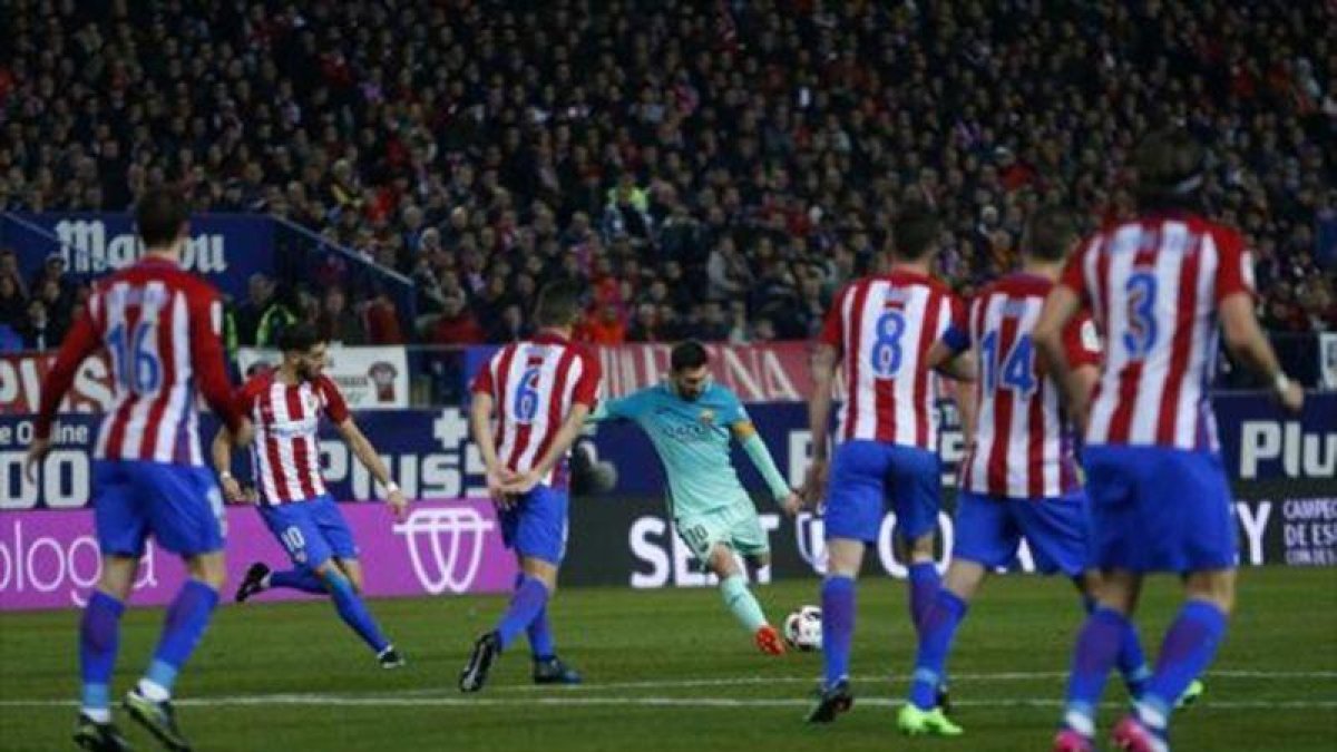 Messi dispara en el segundo tanto del Barça en el Calderón.-EFE / EMILIO NARANJO