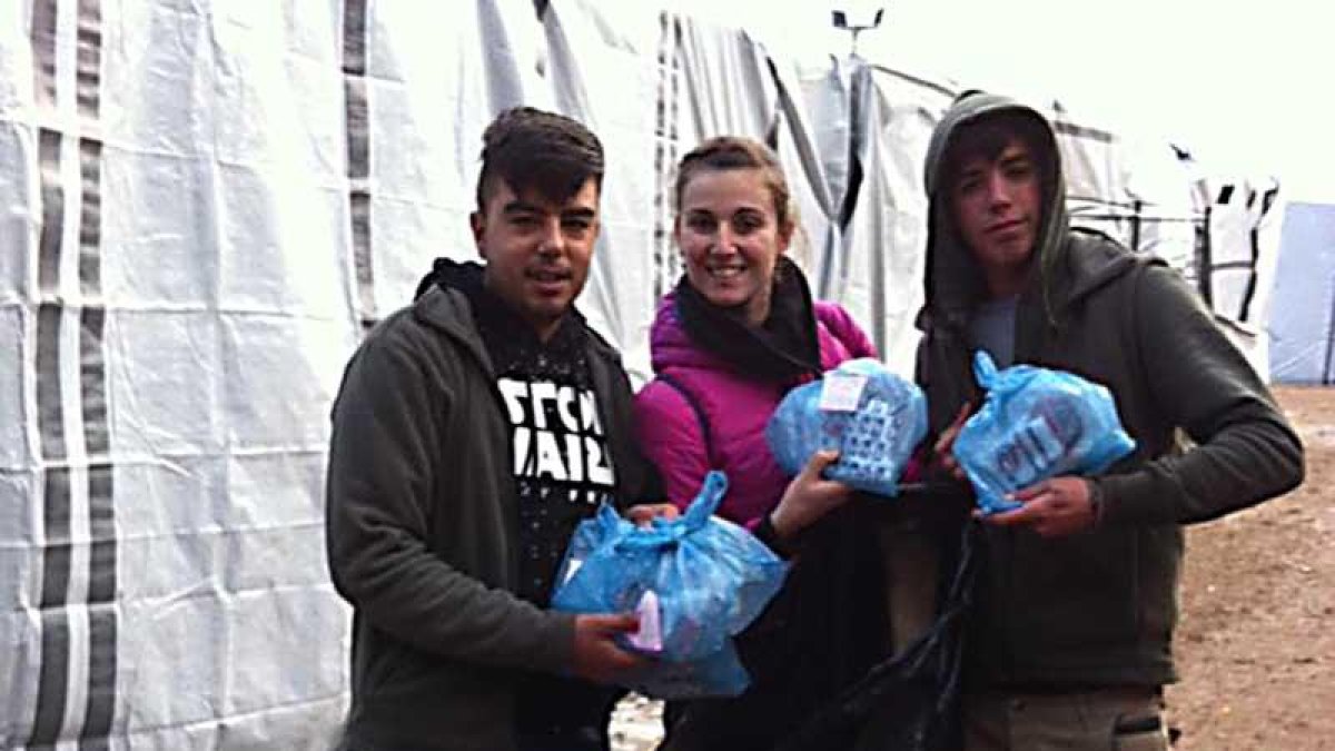 Sáiz también llevó calcetines para regalar en el campamento.-CALCETÍN SOLIDARIO