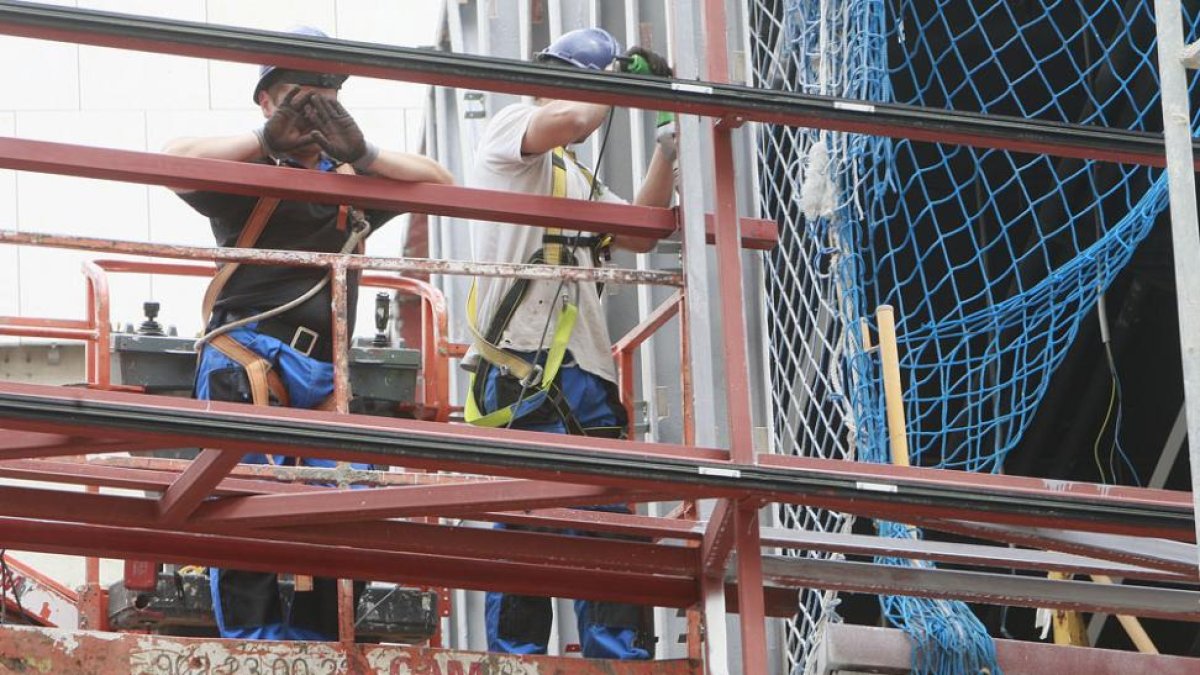 Unos obreros trabajan en la obra de un edificio.-ISRAEL L. MURILLO