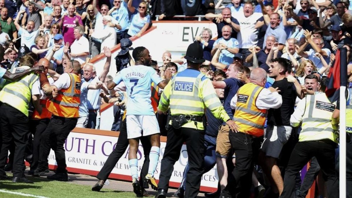 Sterling celebra el gol de la victoria ante el Bournemouth-AP / STEVEN PASTON