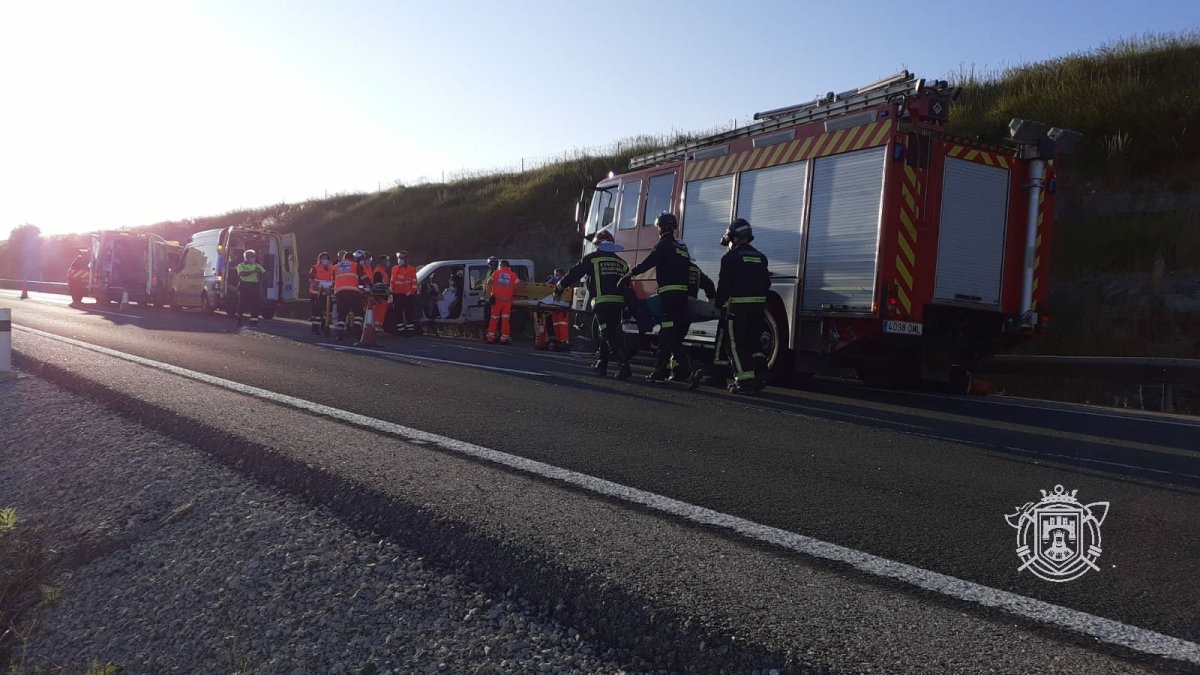 Los Bomberos sacaron a uno de los heridos del interior del vehículo. BOMBEROS DE BURGOS