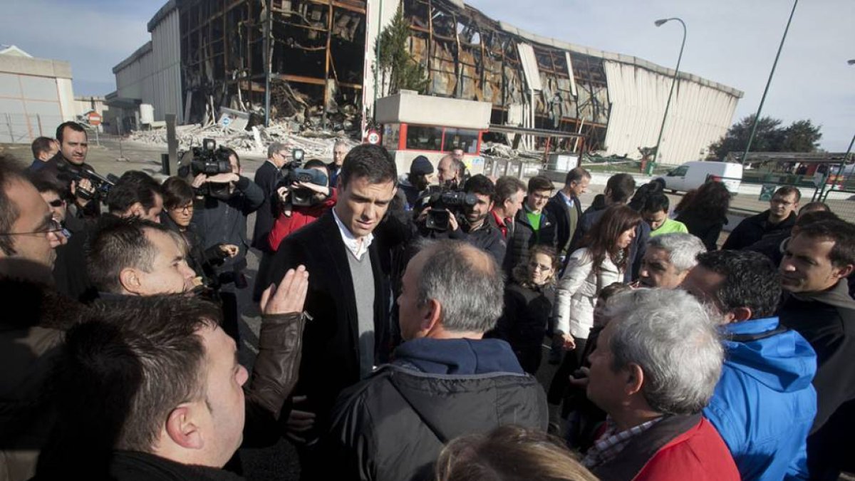 Pedro Sánchez y Luis Tudanca mantuvieron un encuentro con trabajadores y directivos de la planta.-SANTI OTERO
