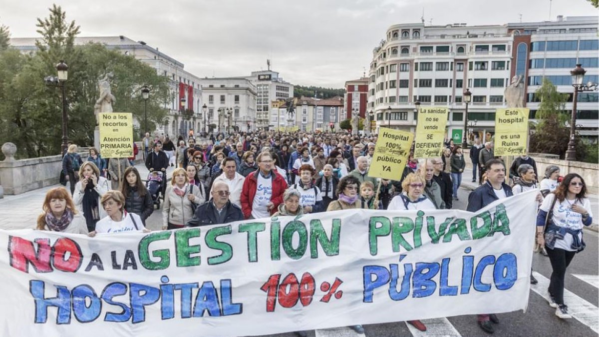 Uno de los grupos de manifestantes a su paso por el Puente San Pablo.-SANTI OTERO