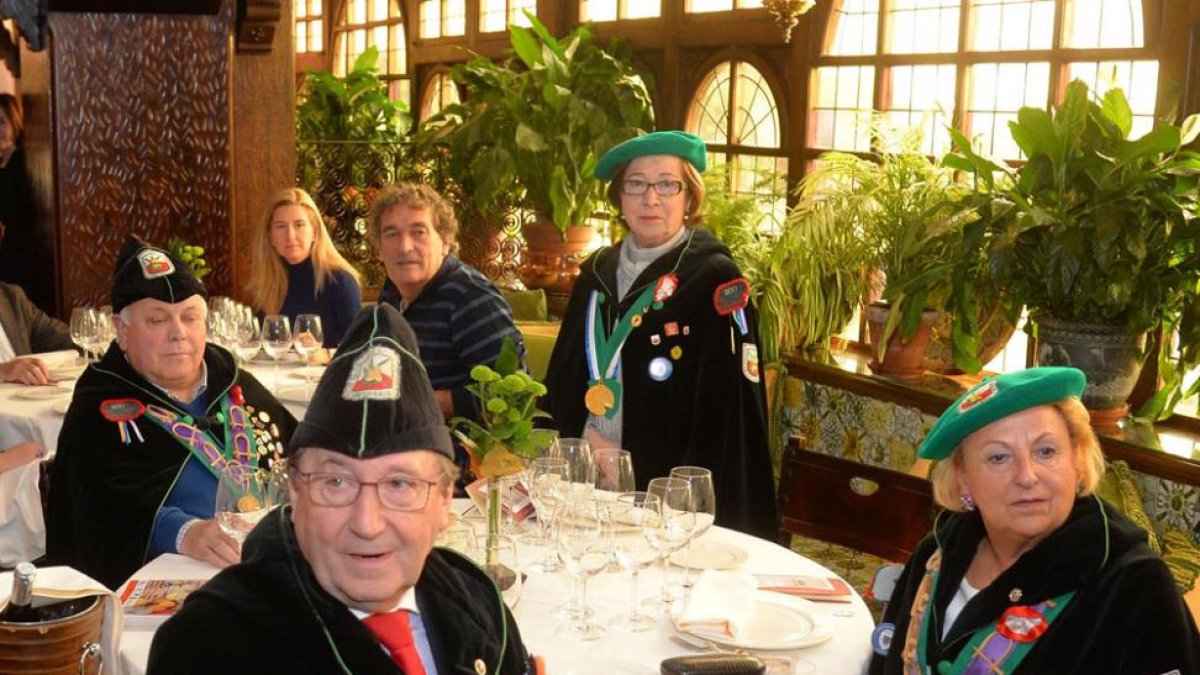 Entronización de ‘Académicos del cocido’, dentro de ‘Burgos entre Cucharas’.-ICAL