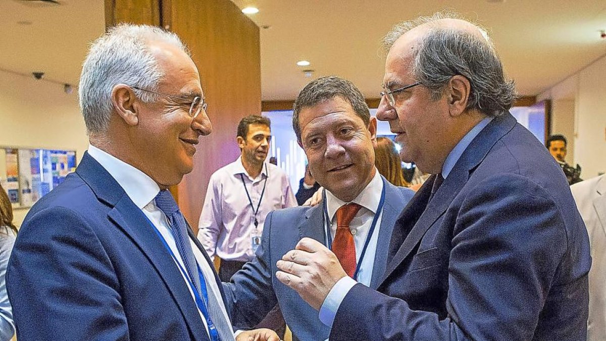 Herrera, ayer en Bruselas, con José Ignacio Ceniceros, presidente de La Rioja, y Emiliano García-Page, presidente de Castilla La Mancha.-ICAL
