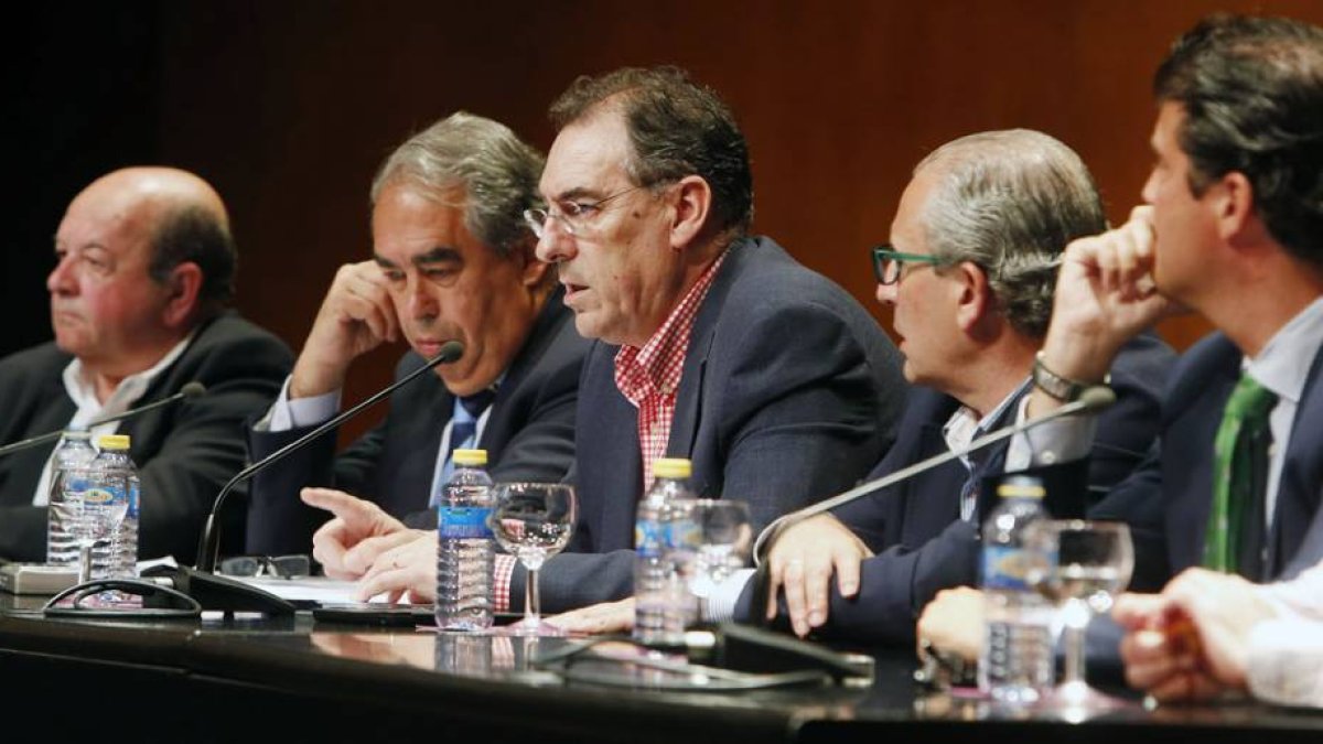 Los miembros de la directiva del CB Tizona, durante su última comparecencia pública para anunciar que se echaba a un lado tras no poder jugar en ACB-Raúl G. Ochoa