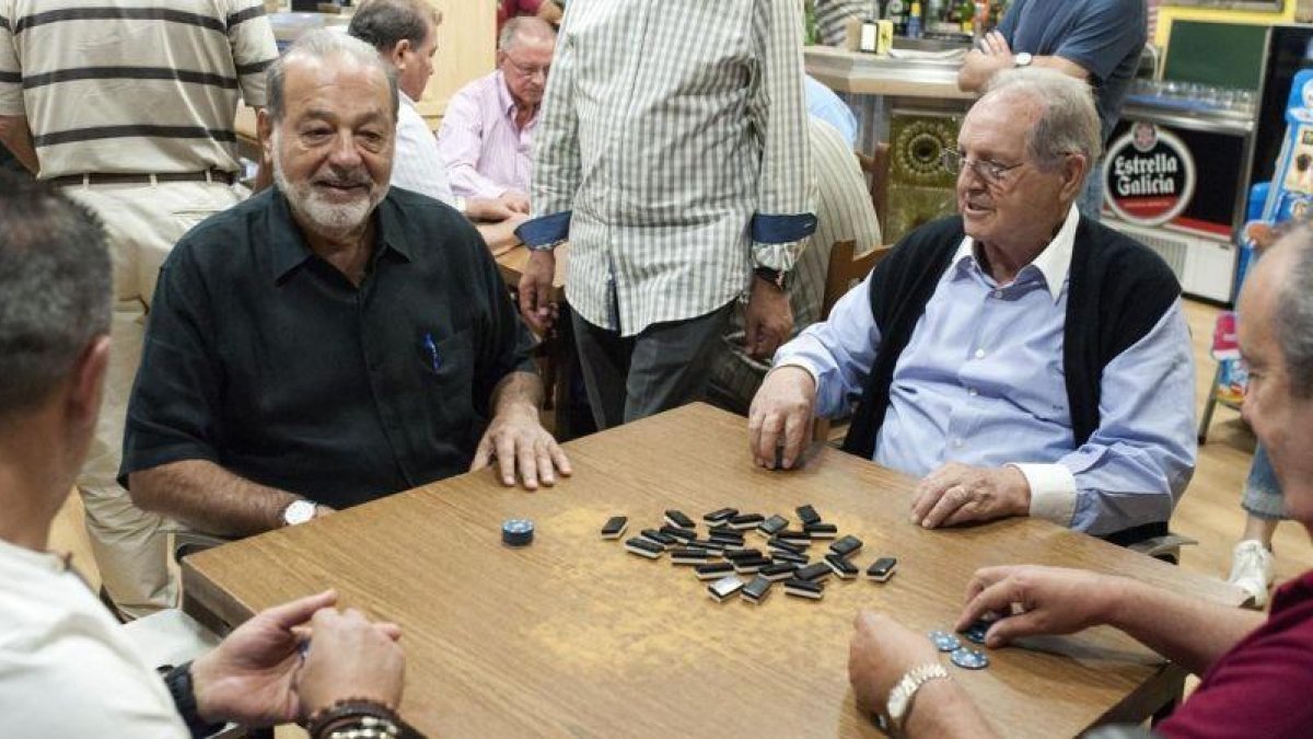 Los empresarios Carlos Slim (izquierda) y Olegario Vázquez, este martes, jugando al dominó en un bar de Avión (Ourense).-EFE / BRAIS LORENZO