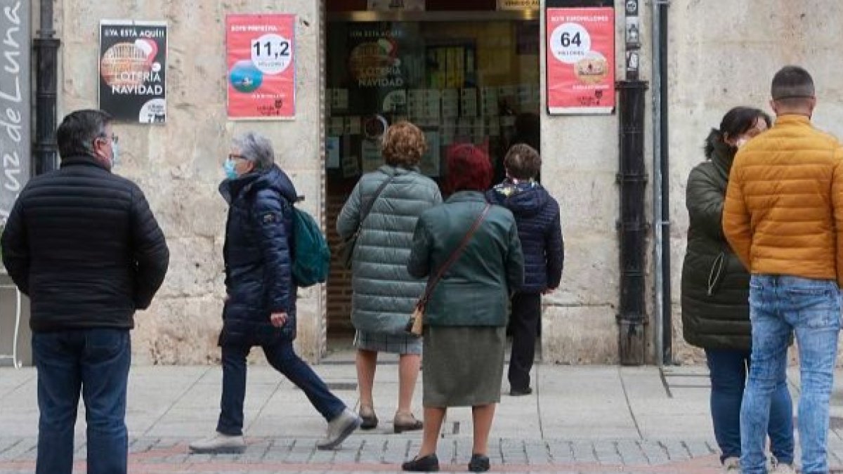 Burgaleses haciendo cola para comprar lotería. RAÚL OCHOA