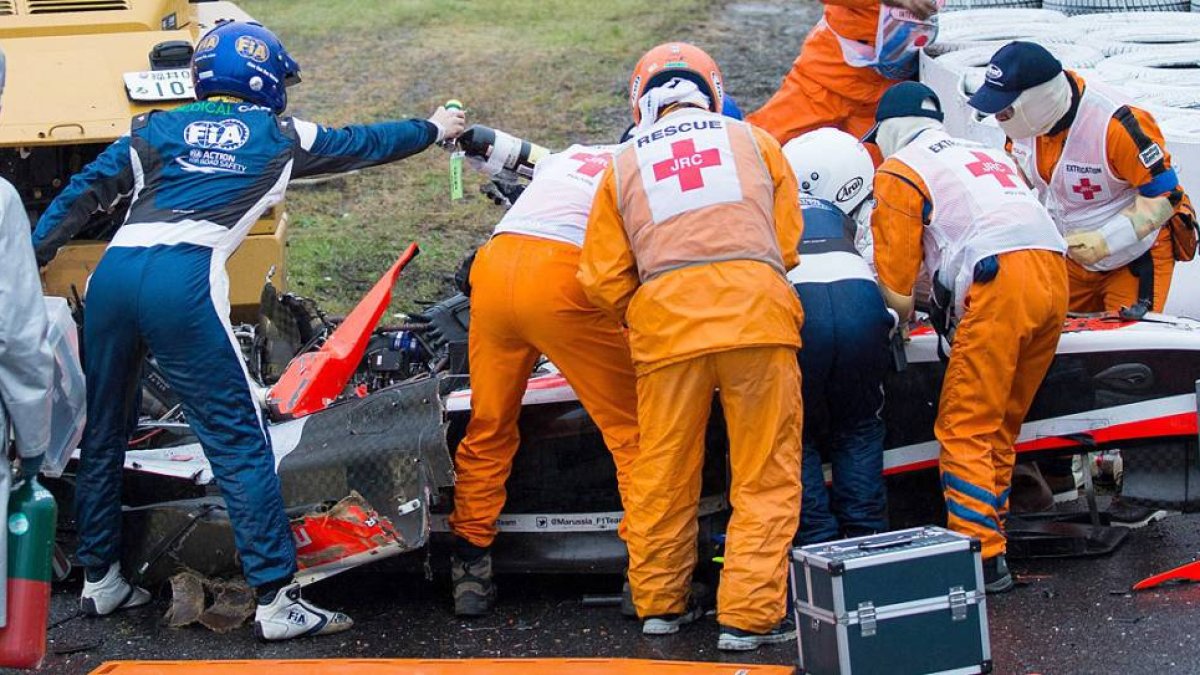El piloto francés de Marussia-Ferrari pierde el control de su monoplaza y golpea la grúa que retiraba el coche de Adrian Sutil.-