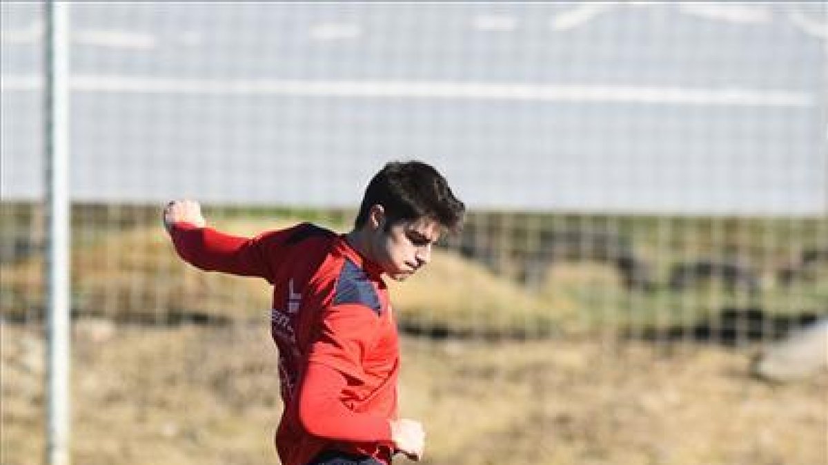 El futbolista del Huesca Gonzalo Melero, en un entrenamiento-ÁNGEL DE CASTRO