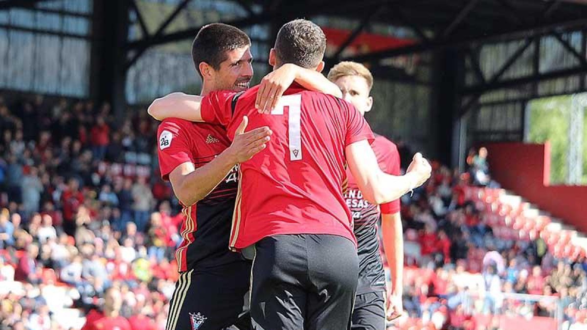 Kijera felicita a Yanis después de que el atacante consiguiera el 1-0.-@CDMIRANDES
