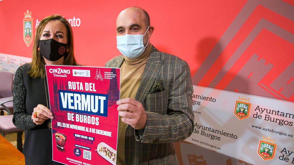 Rosario Pérez y Fernando de la Varga en la presentación de la ruta del vermut. TOMÁS ALONSO