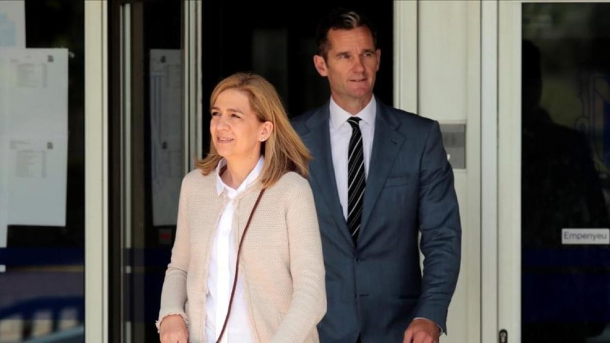 La infanta Cristina e Iñaki Urdangarin, saliendo de los juzgados de Palma, en una de las sesiones del juicio del 'caso Nóos'.-REUTERS / ENRIQUE CALVO