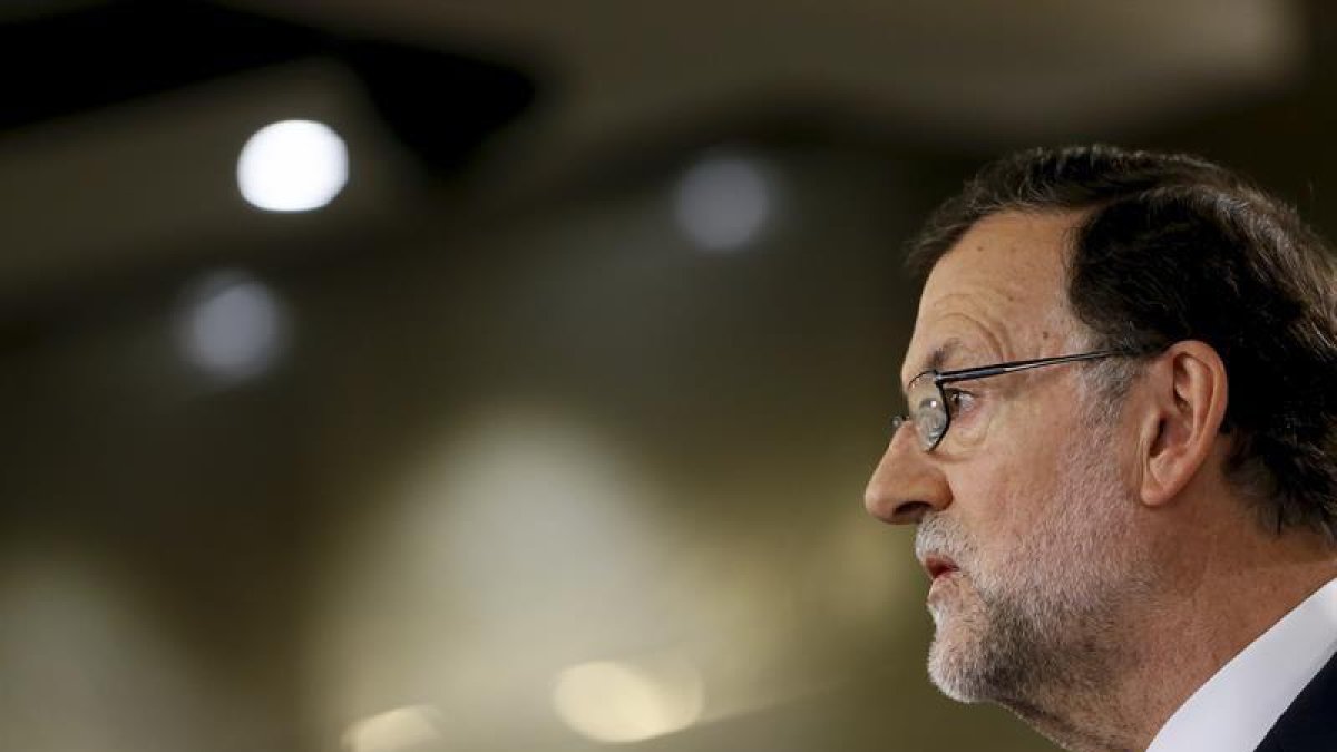 El presidente del Gobierno en funciones, Mariano Rajoy, durante la rueda de prensa que ha ofrecido esta tarde en el Palacio de la Moncloa de Madrid, tras la reunión que ha mantenido con el Rey.-EFE. JuanJo Martin