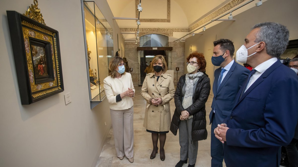La conservadora de Patrimonio Nacional, María Jesús Herrero, explica una de las piezas de la muestra. SANTI OTERO