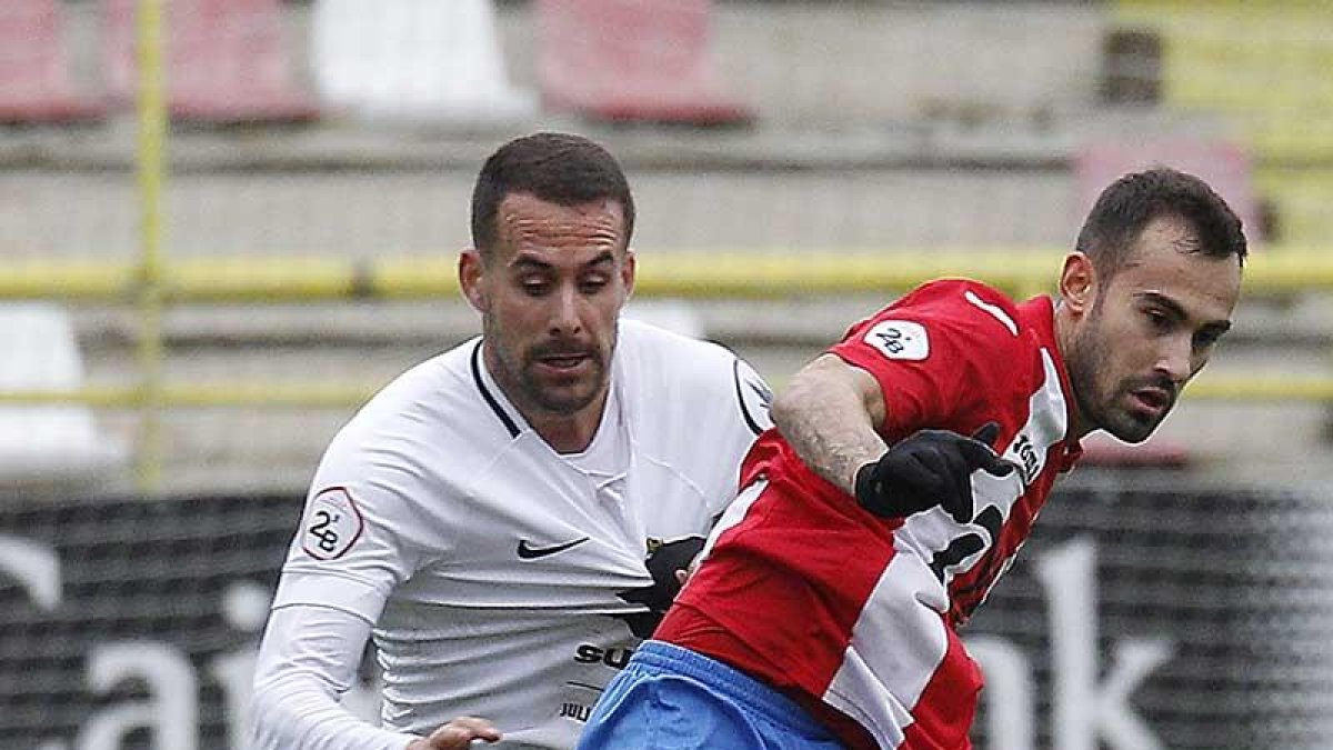 Goti, el goleador en los dos últimos partidos, presiona a un rival.-SANTI OTERO