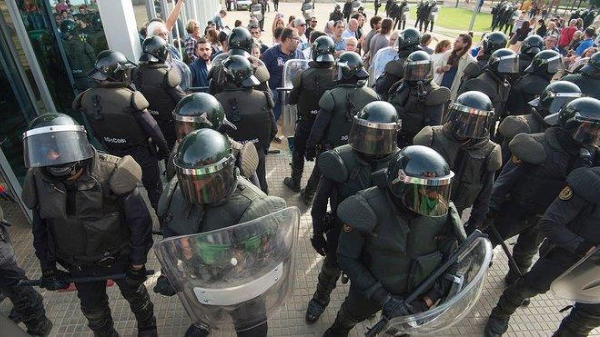 Antidisturbios de la Guardia Civil durante el 1-O en Ribera d’Ebre.-JOAN REVILLAS