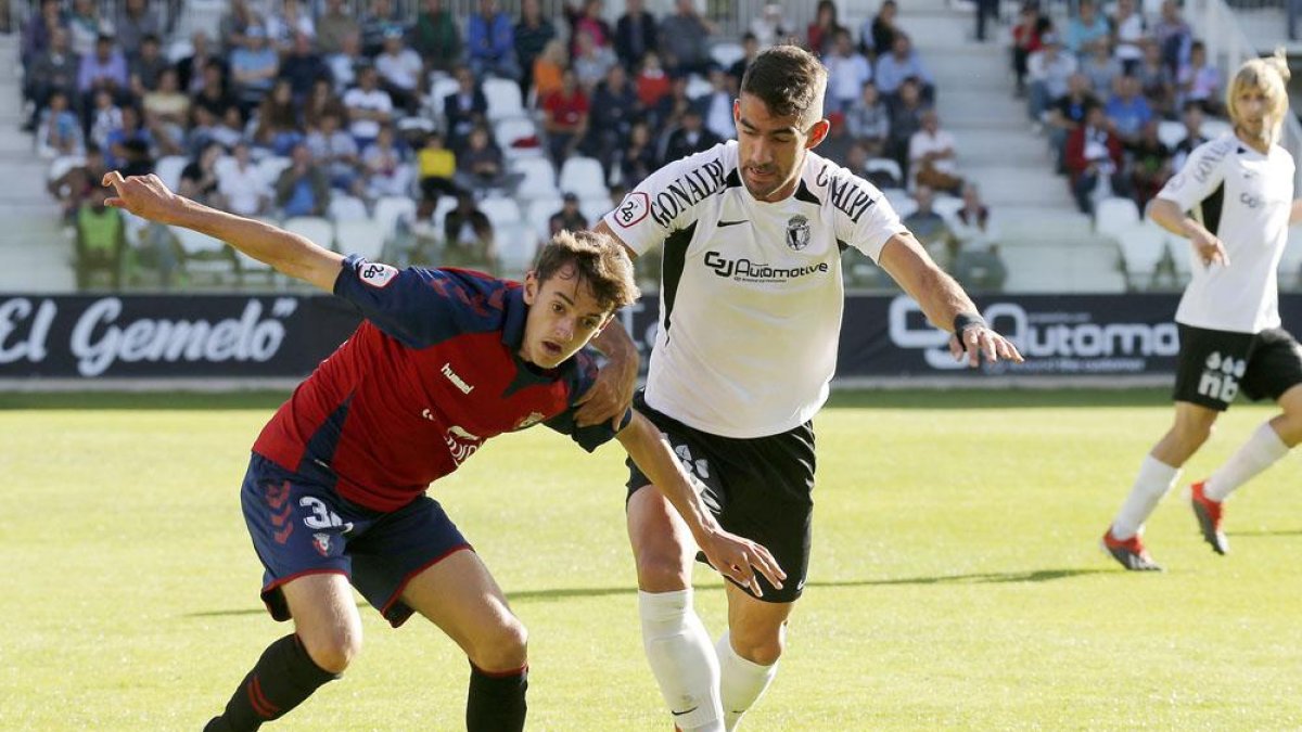 Undabarrena pugna con un jugador del OSasuna B el pasado domingo en El Plantío.-SANTI OTERO