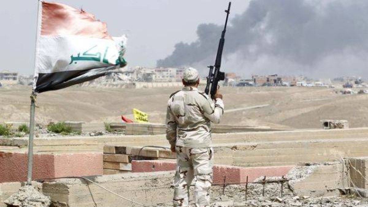 Un miembro de las tropas iraquís observa el combate contra Estado Islámico en Tikrit.-Foto: REUTERS / ALAA AL-MARJANI