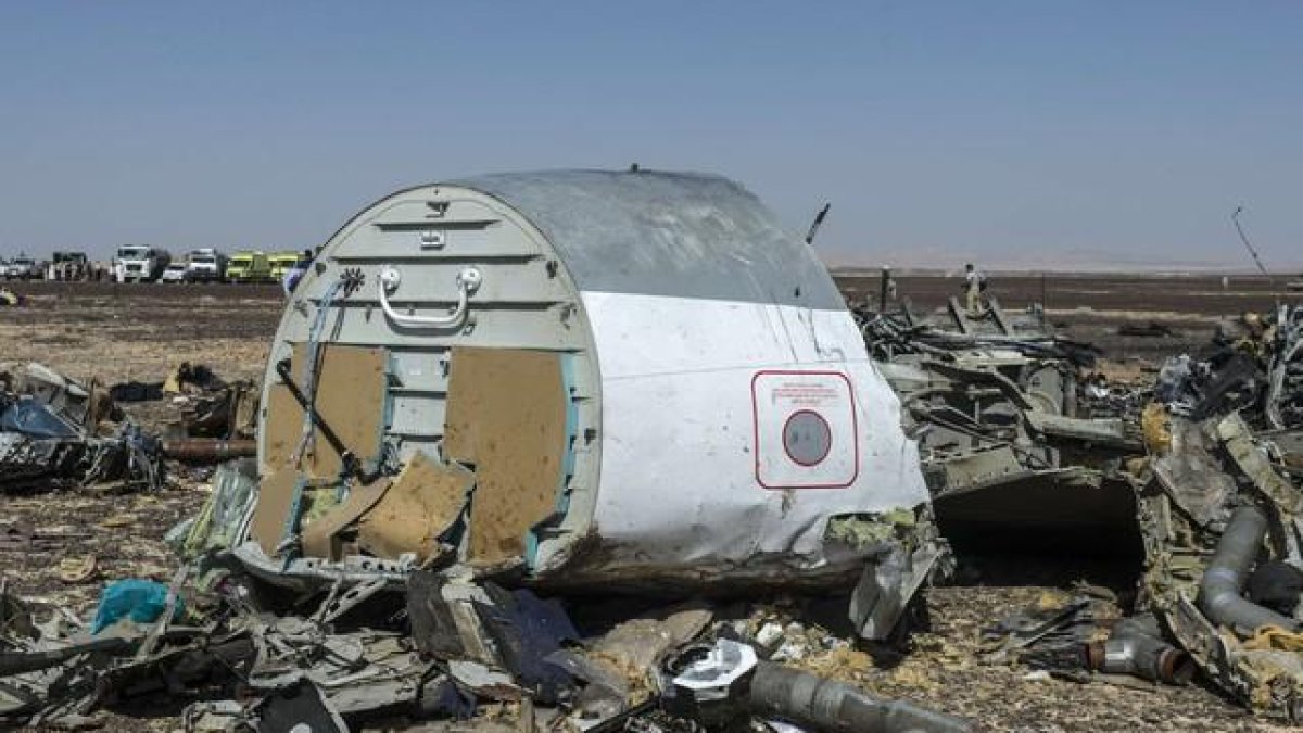 Restos del avión ruso que se estrelló el sábado en el Sinaí.-AFP / BKHALED DESOUKI