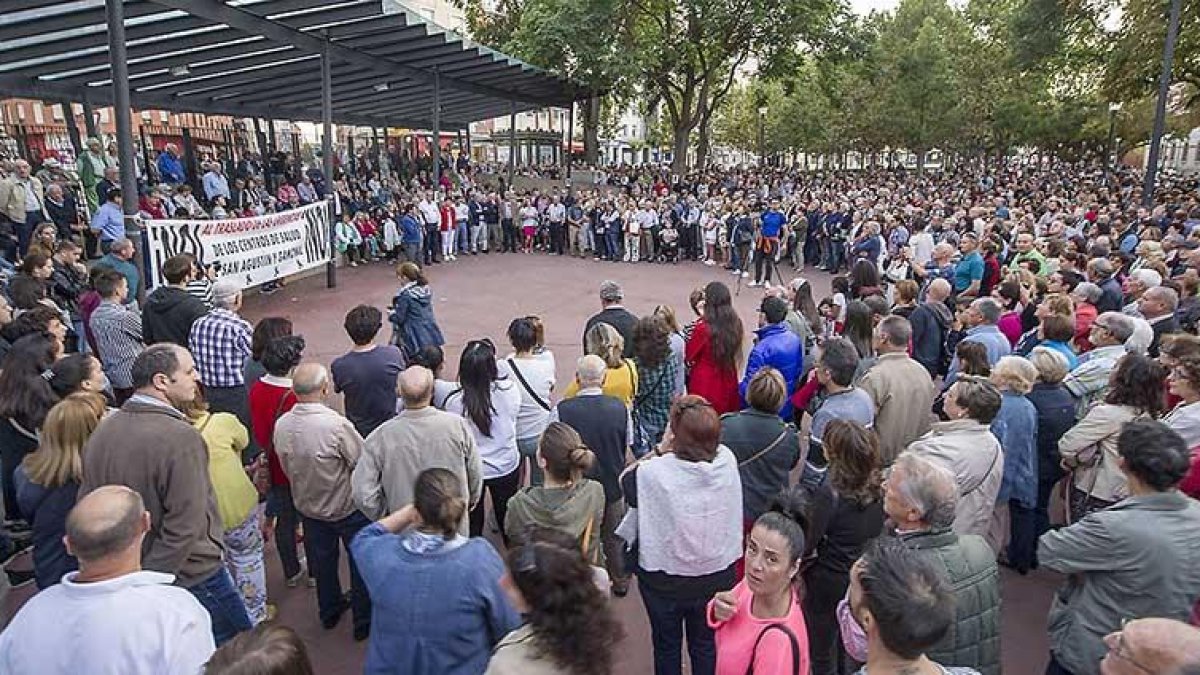 Más de mil personas se concentraron el pasado mes solicitando el mantenimiento de las urgencias primarias.-ISRAEL L. MURILLO