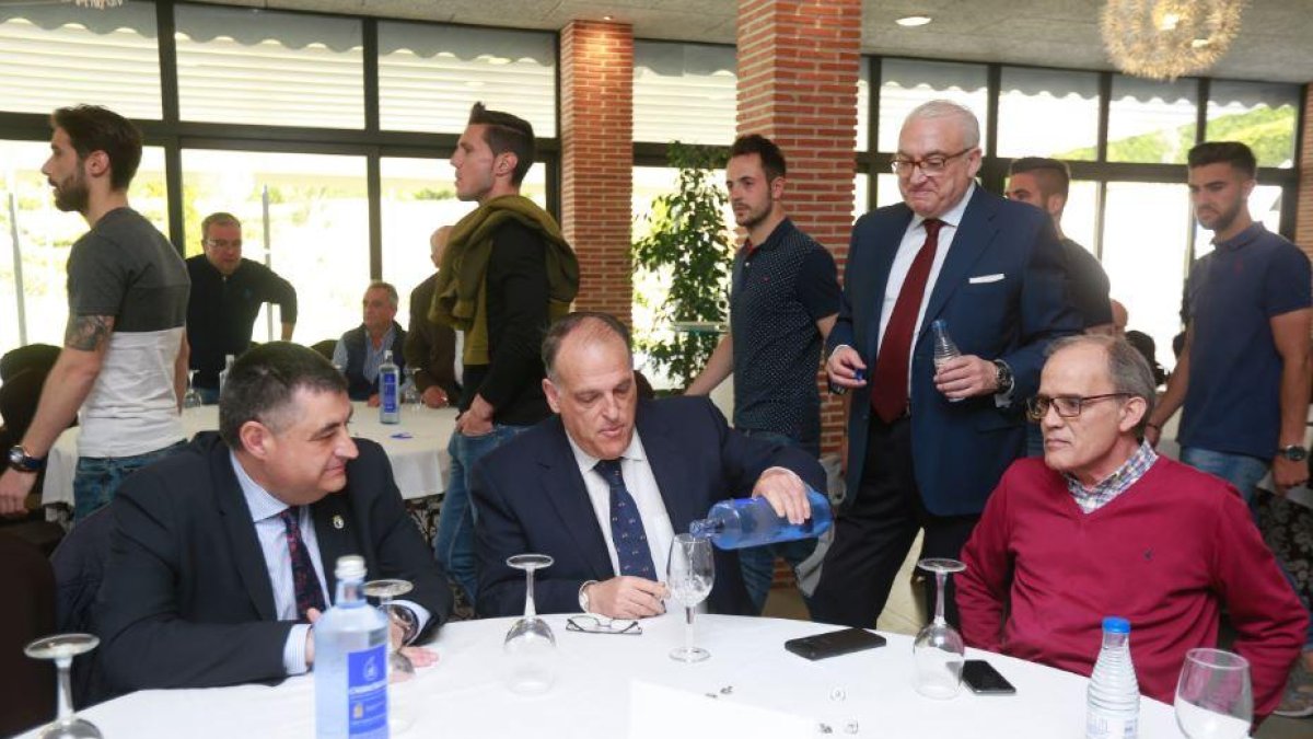 De izquierda a derecha, José Luis García, Javier Tebas, Gonzalo Antón (de pie) y Marcelino Maté.-RAÚL G. OCHOA