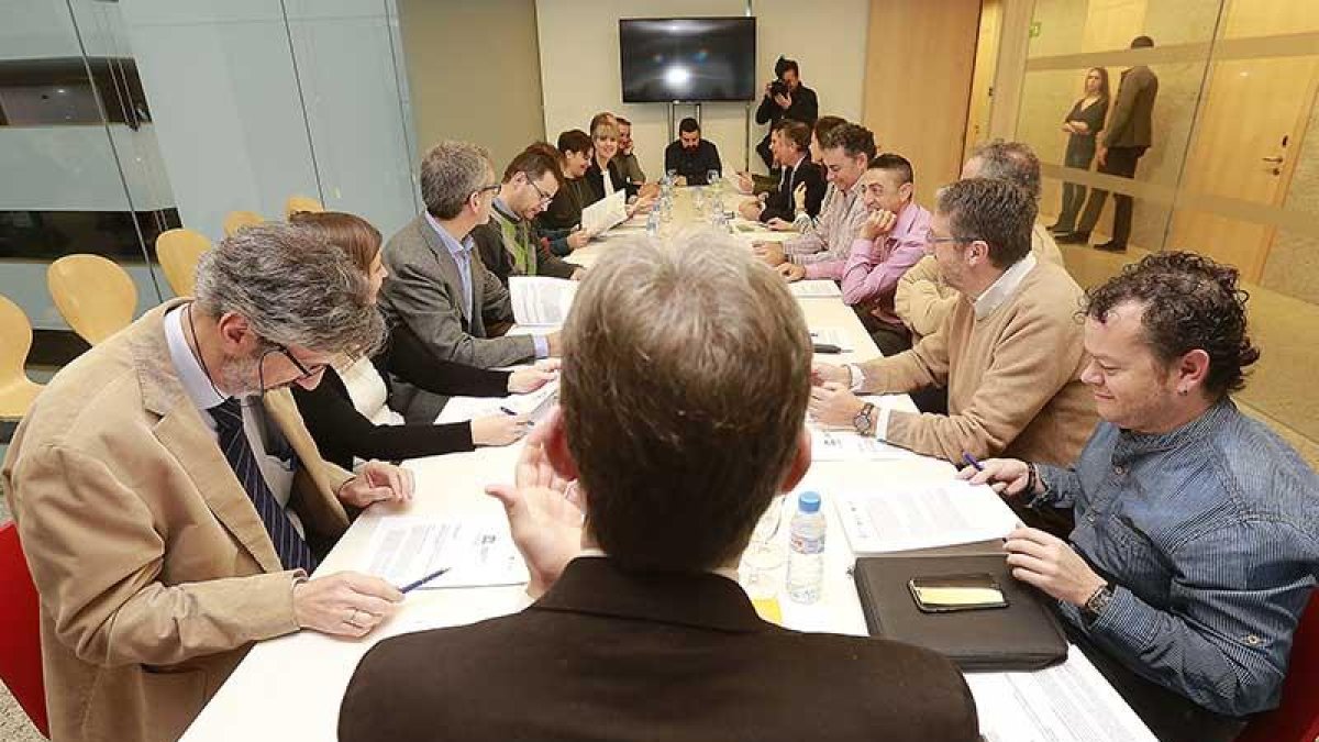 El alcalde, de espaldas, preside una de las reuniones de trabajo del proyecto.-RAÚL G. OCHOA