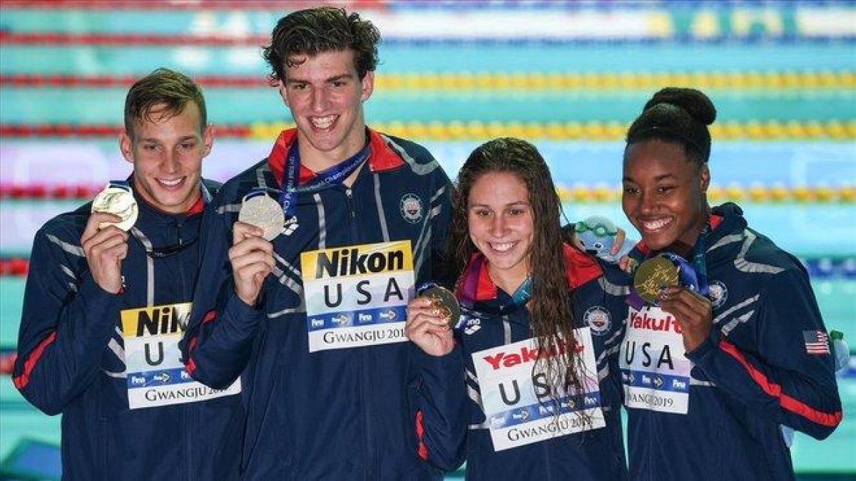 Caeleb Dressel, Zach Apple, Mallo Comerford y Simone Manuel, los cuatro estadunidenses que batieron el récord mundial en la final de 4x100 mixto.-AFP / ED JONES