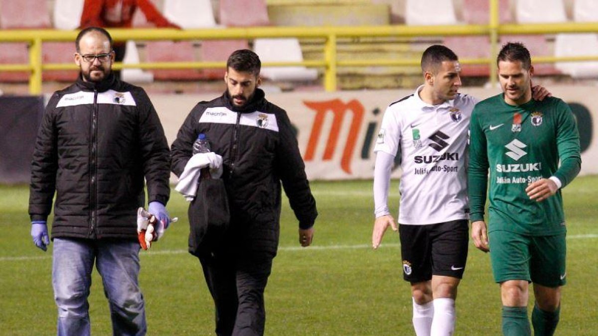 MIkel Aurreko abandona lesionado el choque ante el Osasuna B.-SANTI OTERO