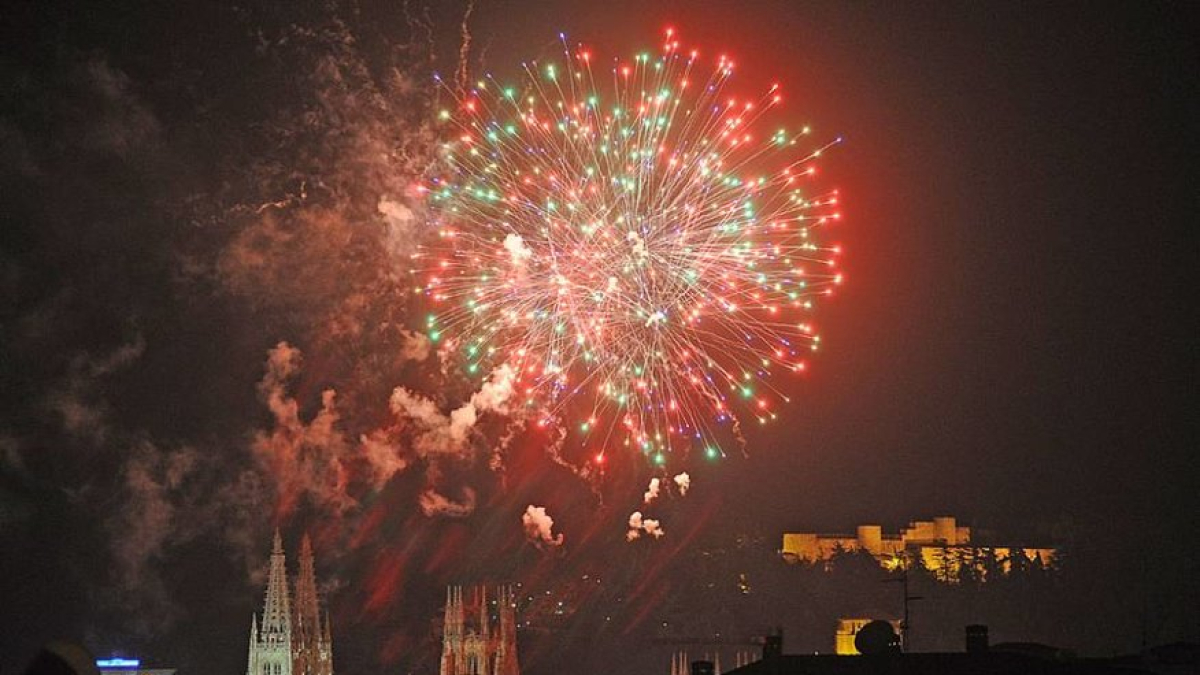 Vista de los fuegos artificiales desde el Castillo. ECB