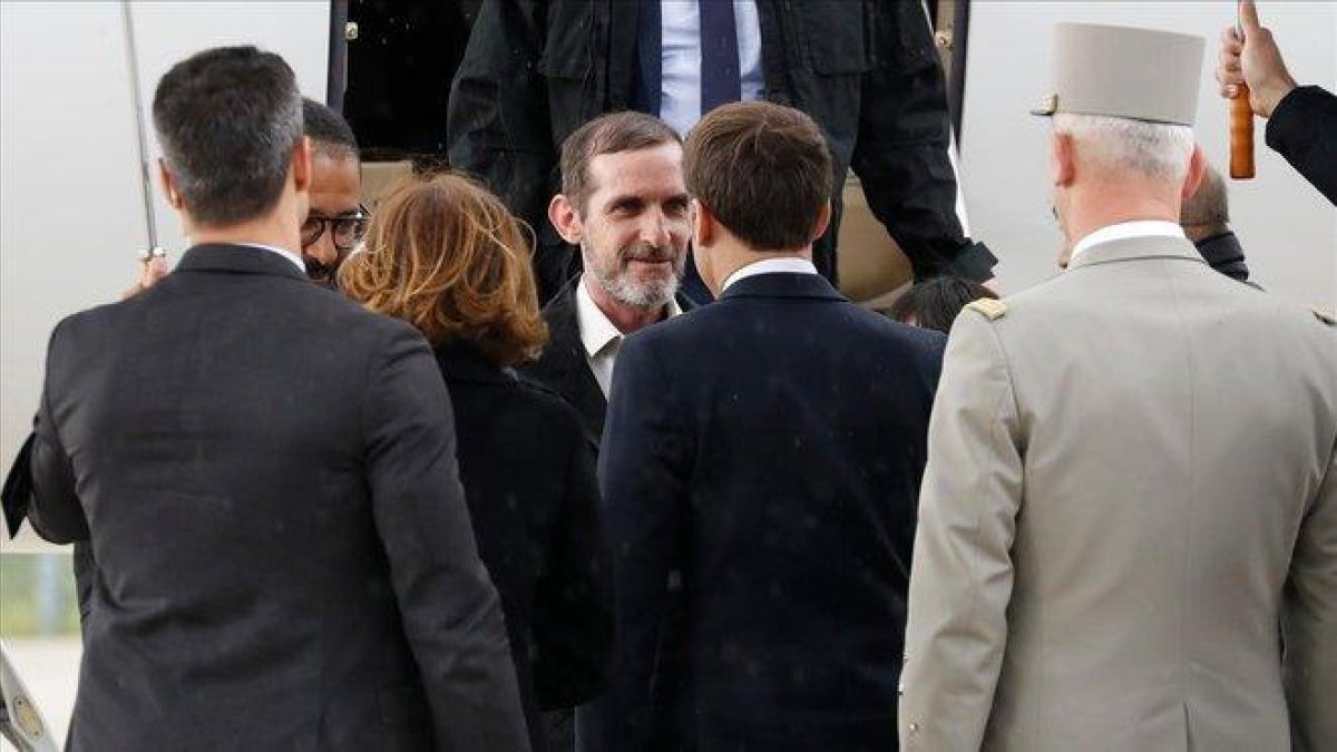 Macron recibe a los rehenes franceses en el aeropuerto de Villacoublay, cerca de París.-FRANÇOIS GUILLOT (AFP)