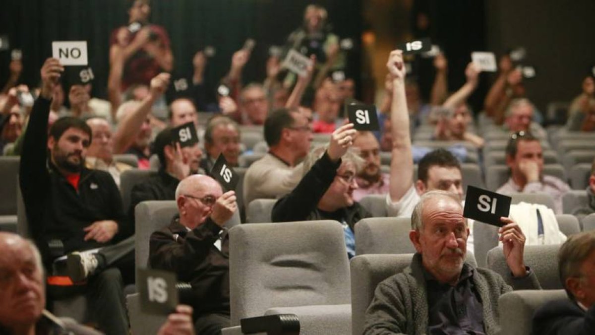La Asamblea del Burgos CF estrenó ayer un nuevo sistema de votación con cartulinas para evitar confusiones y reclamaciones como las del año anterior-Raúl G. Ochoa