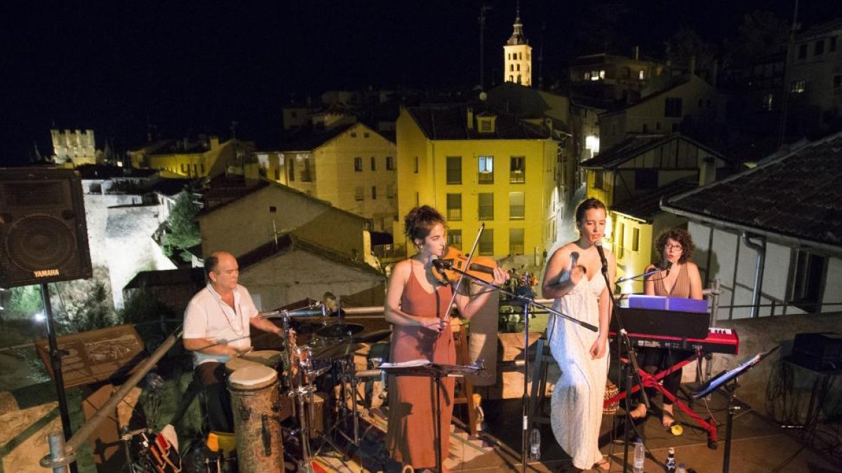 Concierto de Dolce Vita Sisters & Bro en la Muralla de Segovia.-ICAL