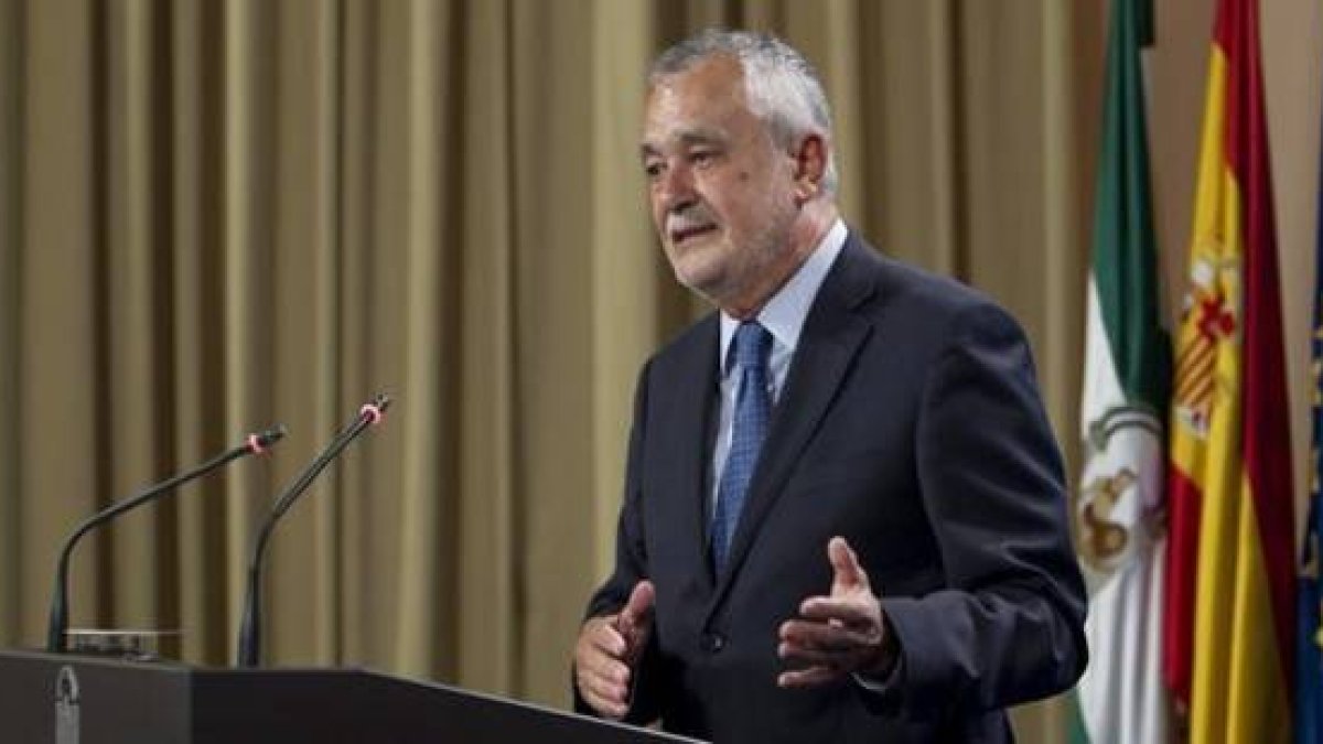 José Antonio Griñán comparece ante los medios tras presentar su renuncia oficial como presidente de la Junta.-Foto: EFE/ JOSÉ MANUEL VIDAL