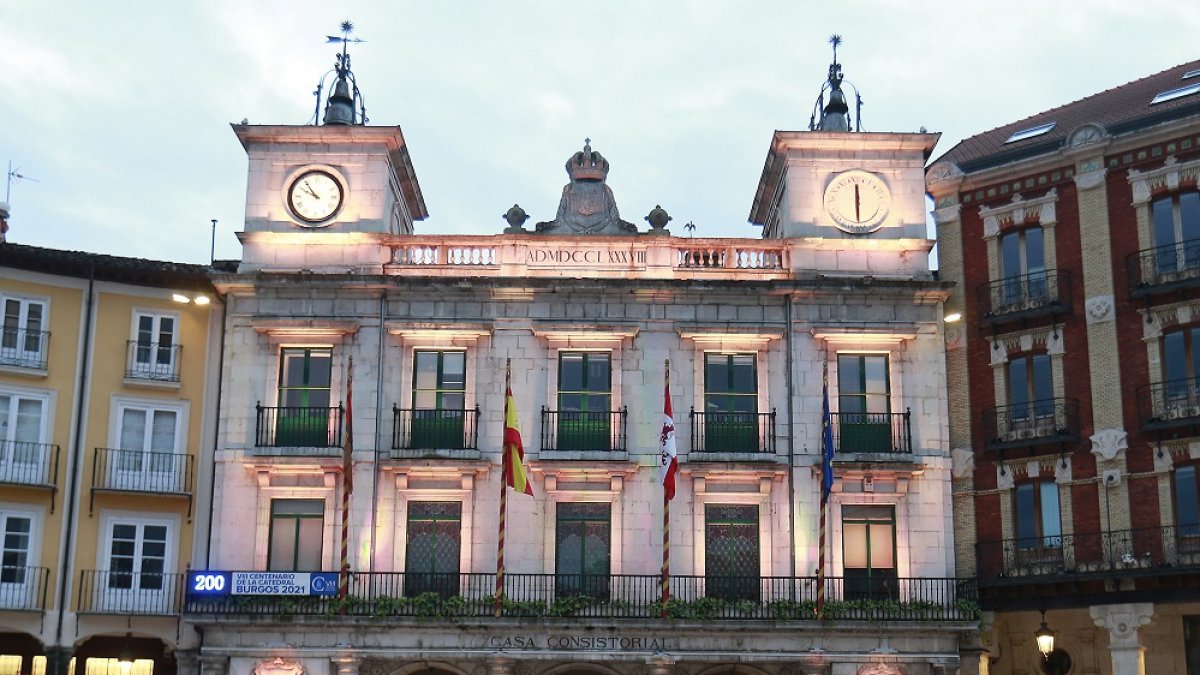 La Casa Consistorial se iluminó esta noche como homenaje a los donantes de sangre. RAÚL OCHOA