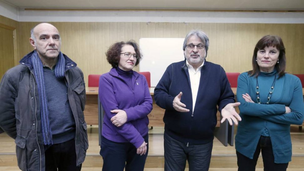 José María González, en el centro con camisa blanca, en la presentación de su candidatura ayer.-RAUL G. OCHOA