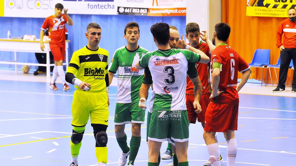 Los jugadores del Círculo BigMat Fontecha celebran un gol. TOMÁS ALONSO