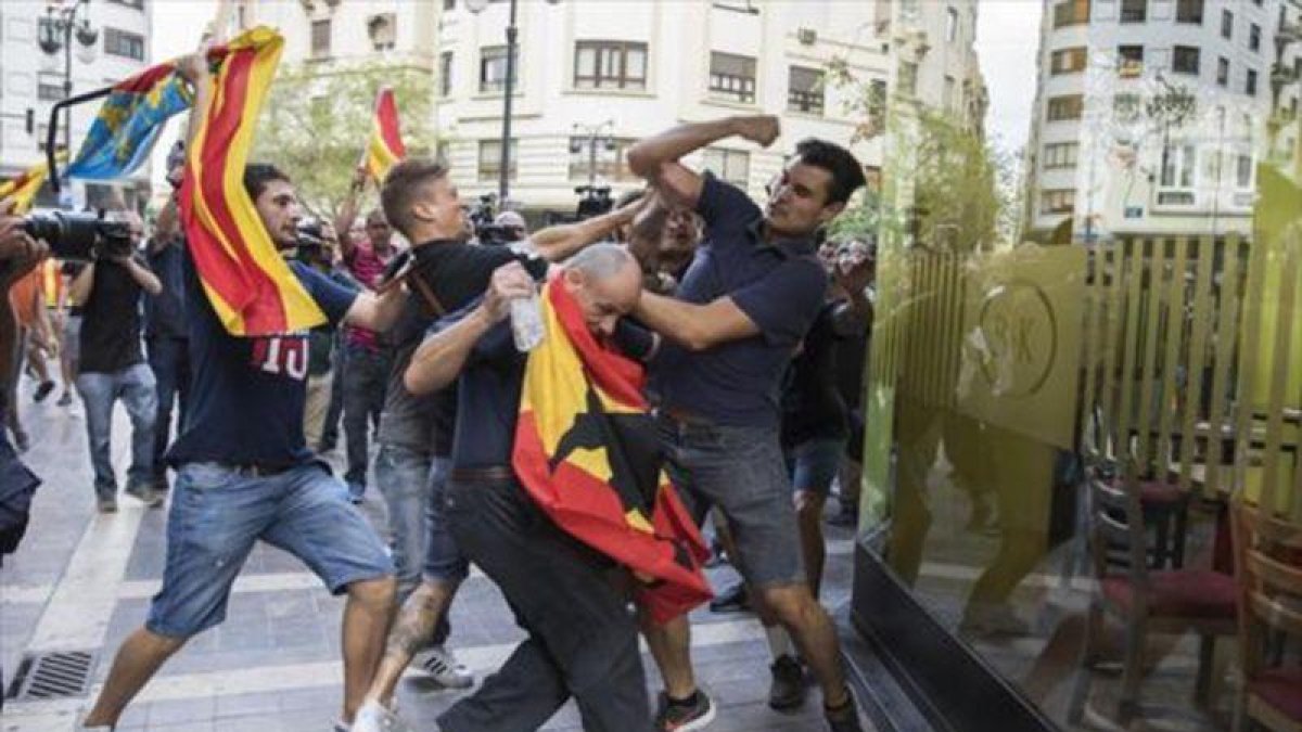 Agresión ultra contra los manifestantes de la marcha del 9 de octubre en Valencia.-MIGUEL LORENZO