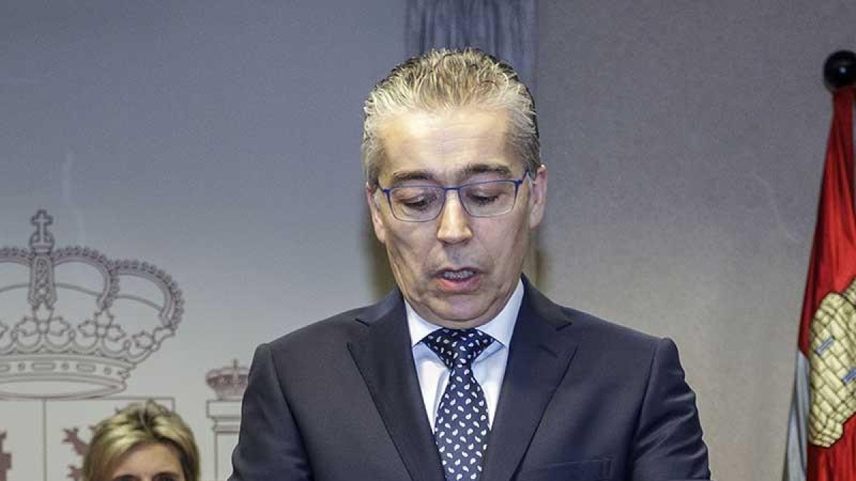Roberto Saiz toma posesión de su cargo en presencia de María José Salgueiro.-SANTI OTERO