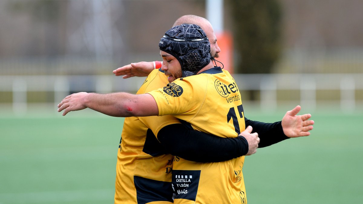Pisapia y Silvestre celebran una victoria. TOMÁS ALONSO