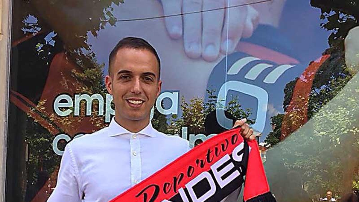 Borja Jiménez posa con una bufanda del Mirandés, ayer.-TWITTER / @CDMIRANDES